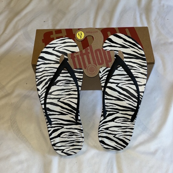 NWT Womens Fitflop Iqushion Flip Flops MSRP $38 Zebra print - Picture 9 of 9